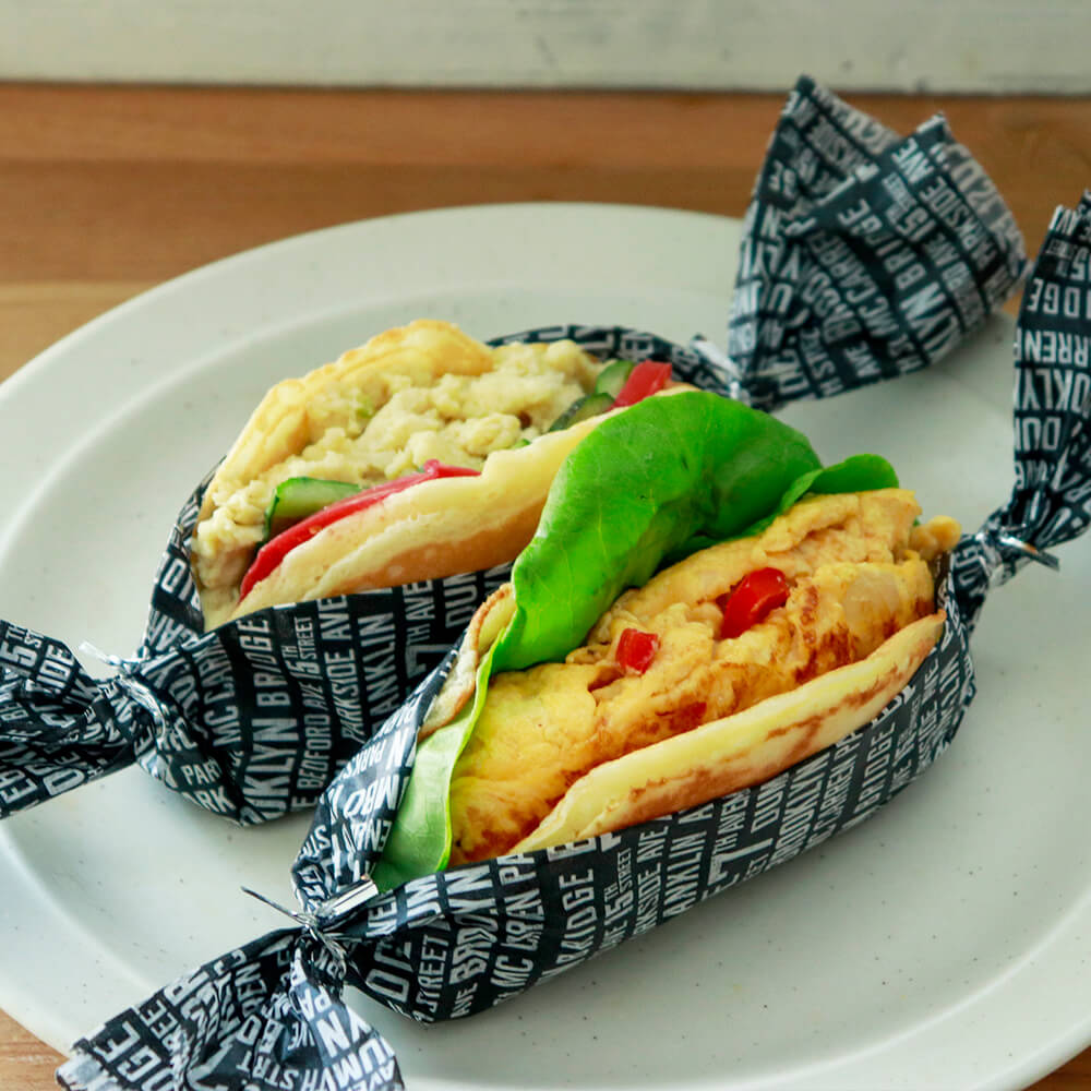 フムスサラダ&きび入りスパニッシュオムレツのパンケーキサンド